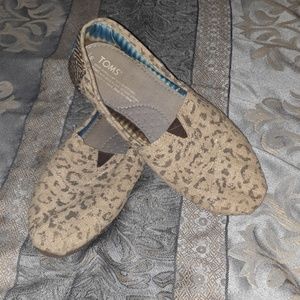 UEC Cheetah print canvas Tom's size 6